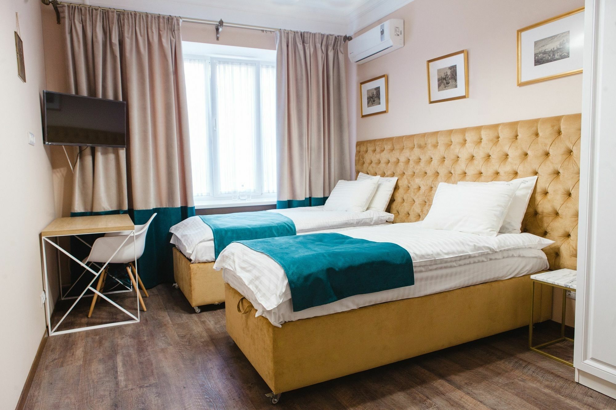 Live.here.hotel 3* Киев